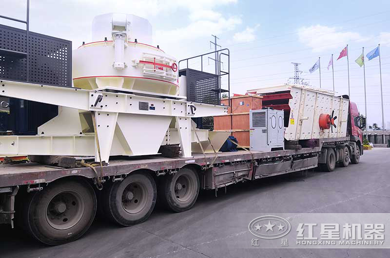 整套沖擊式制砂機設備裝車發(fā)貨中