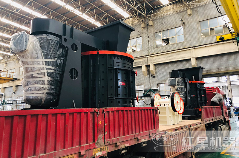 復(fù)合式破碎機裝車發(fā)貨中 復(fù)合式破碎機裝車發(fā)貨中