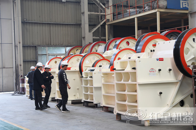 客戶來(lái)紅星車間參觀大型顎破石子機(jī)
