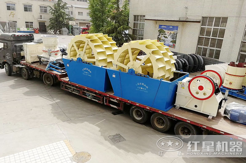 整套水洗機制砂設(shè)備裝車發(fā)貨中