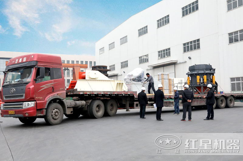 圓錐破碎機(jī)裝車、發(fā)貨（廠家直銷、價(jià)格實(shí)惠）