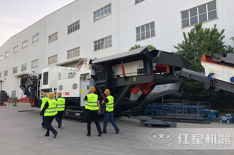 客戶(hù)來(lái)廠考察移動(dòng)破碎機(jī)