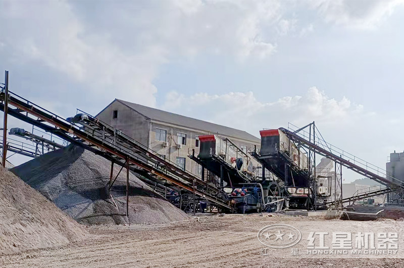 時(shí)產(chǎn)300噸移動(dòng)石料破碎機(jī)生產(chǎn)線(xiàn)現(xiàn)場(chǎng)