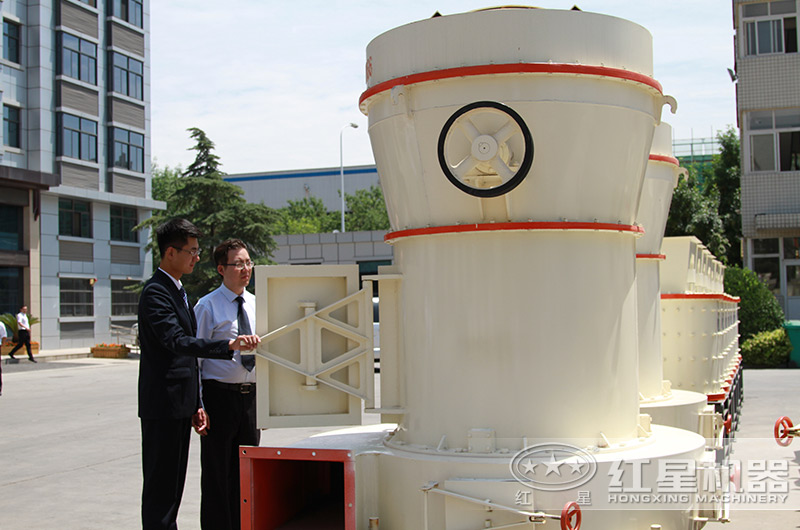 客戶來(lái)廠考察粉煤灰磨粉機(jī)設(shè)備 客戶來(lái)廠考察粉煤灰磨粉機(jī)設(shè)備