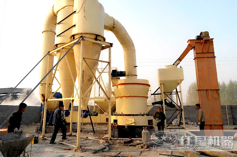 工人調(diào)試粉煤灰加工設(shè)備