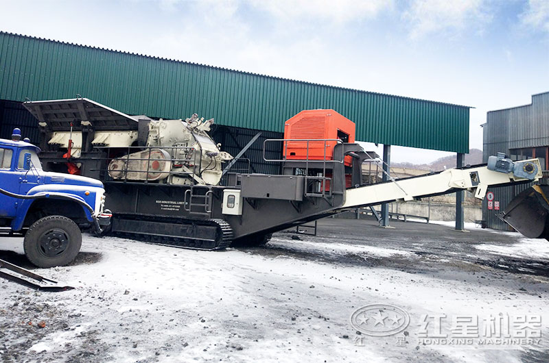 移動(dòng)煤炭粉碎機(jī)作業(yè)現(xiàn)場(chǎng) 移動(dòng)煤炭粉碎機(jī)作業(yè)現(xiàn)場(chǎng)
