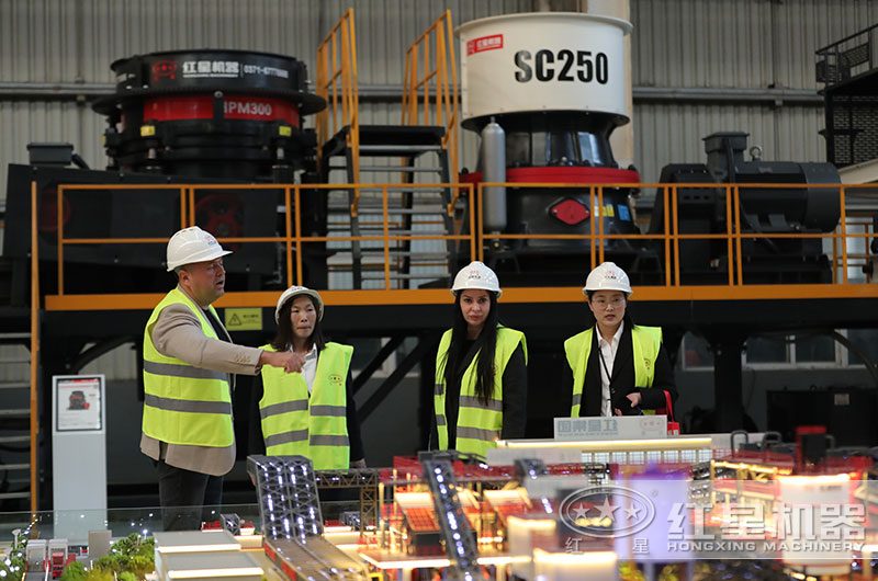 客戶來(lái)廠考察水泥塊破碎設(shè)備