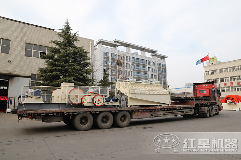 紅星對輥破碎機(jī)裝車發(fā)貨現(xiàn)場