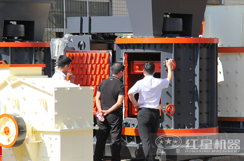 復(fù)合式破碎機客戶參觀選購 復(fù)合式破碎機客戶參觀選購