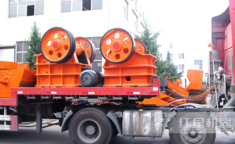 準備發(fā)貨的小型顎式破石機