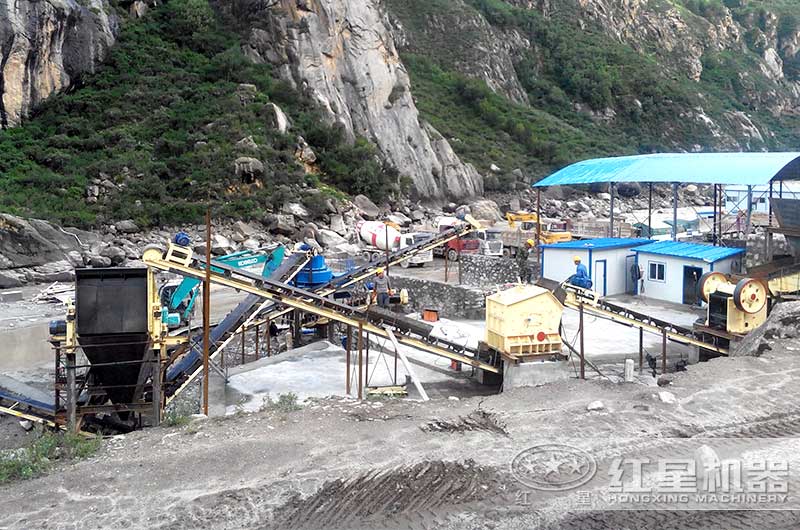 小型石頭沖擊式破碎機用戶現(xiàn)場拍攝