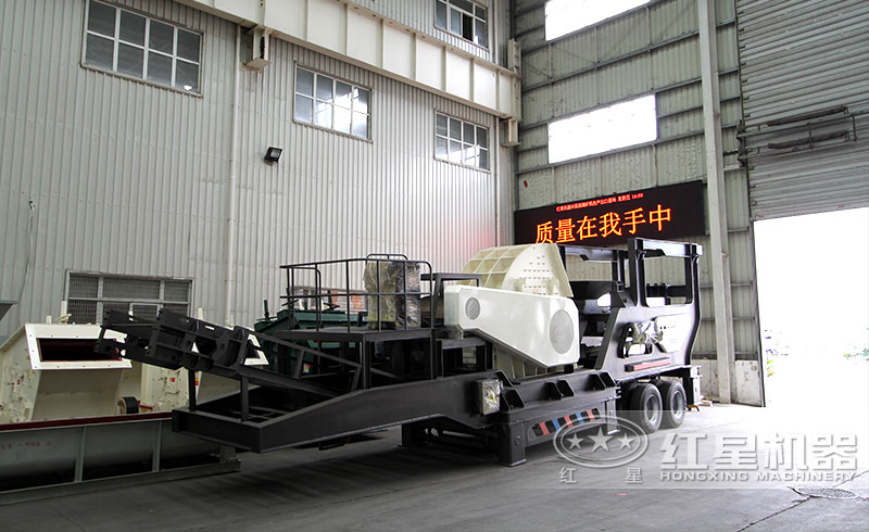 移動(dòng)式石塊破碎機(jī)實(shí)拍圖 移動(dòng)式石塊破碎機(jī)實(shí)拍圖