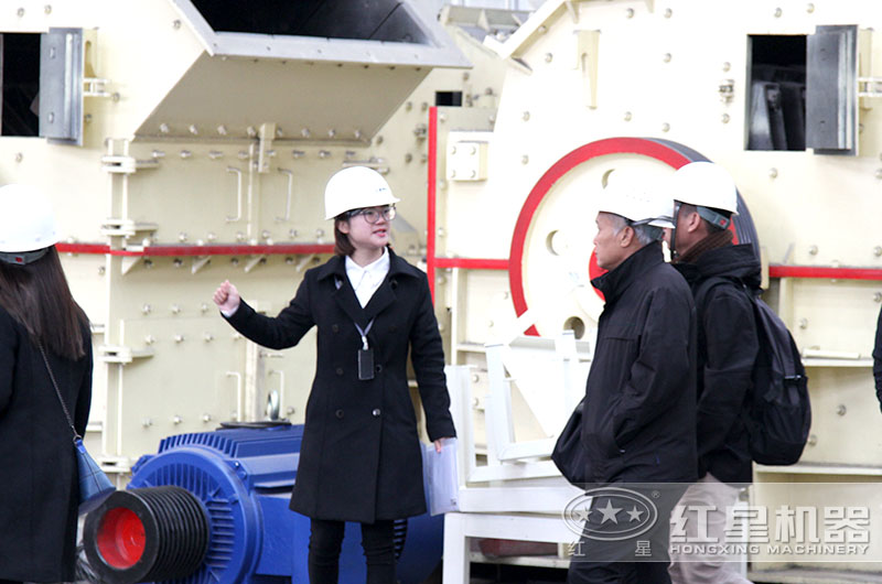 用戶來(lái)訪參觀設(shè)備生產(chǎn)車間