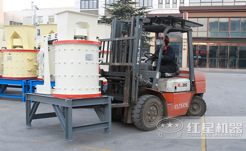 小型復(fù)合式破碎機(jī)裝車