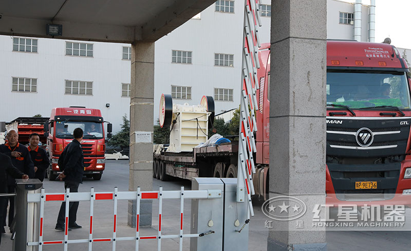 小型鱷式碎石機(jī)發(fā)貨現(xiàn)場