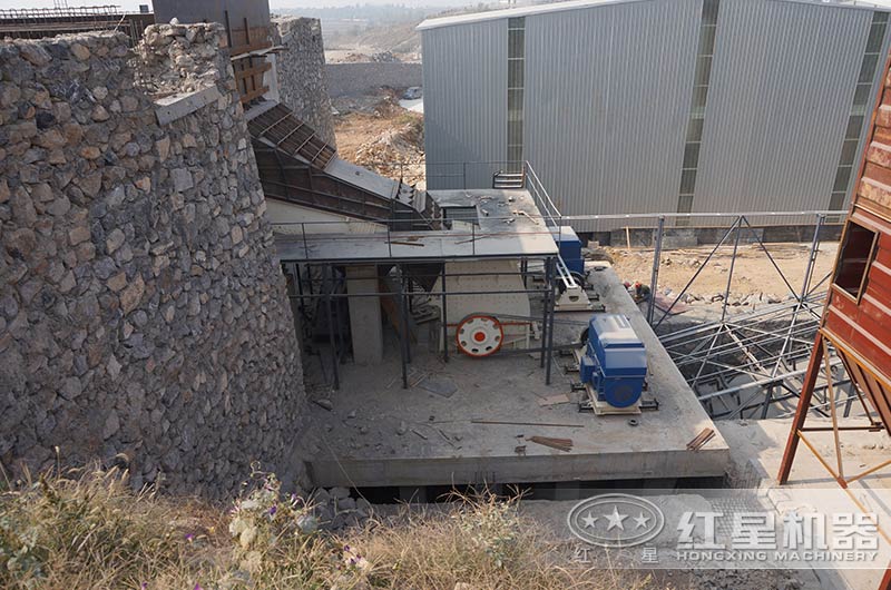 石灰石破碎生產線作業(yè)現(xiàn)場