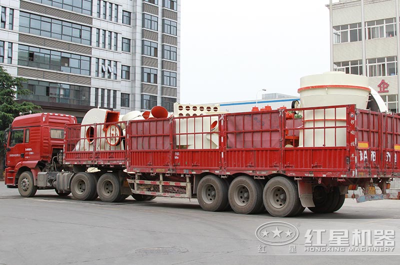 日產(chǎn)120噸雷蒙磨粉機(jī)發(fā)貨現(xiàn)場(chǎng)