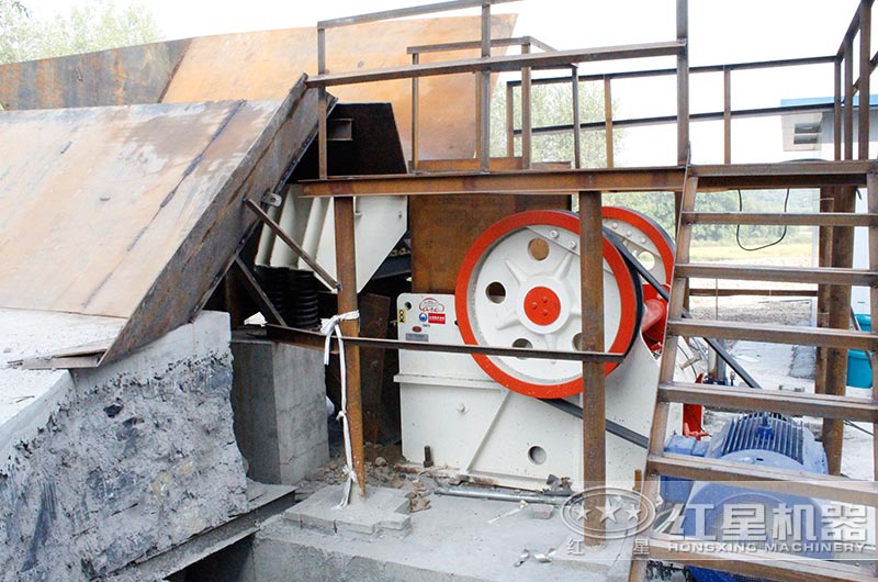 顎式破碎機(jī)作業(yè)現(xiàn)場