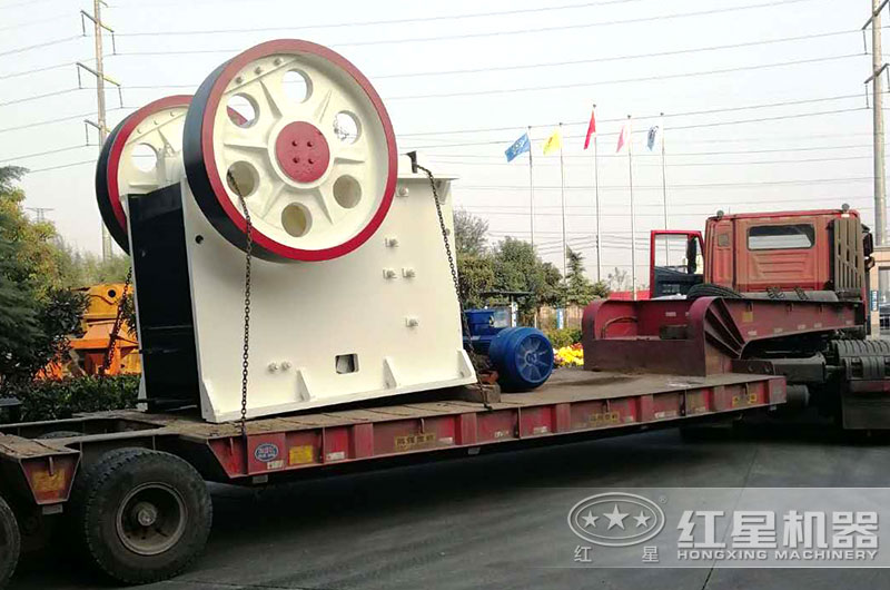 時(shí)產(chǎn)1000噸的石灰石破碎設(shè)備裝車(chē)?yán)?