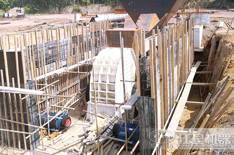 正在安裝重錘式破碎機