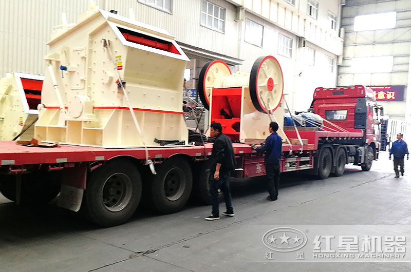 反擊式碎石機整套設(shè)備裝車,廠家直接發(fā)往用戶現(xiàn)場