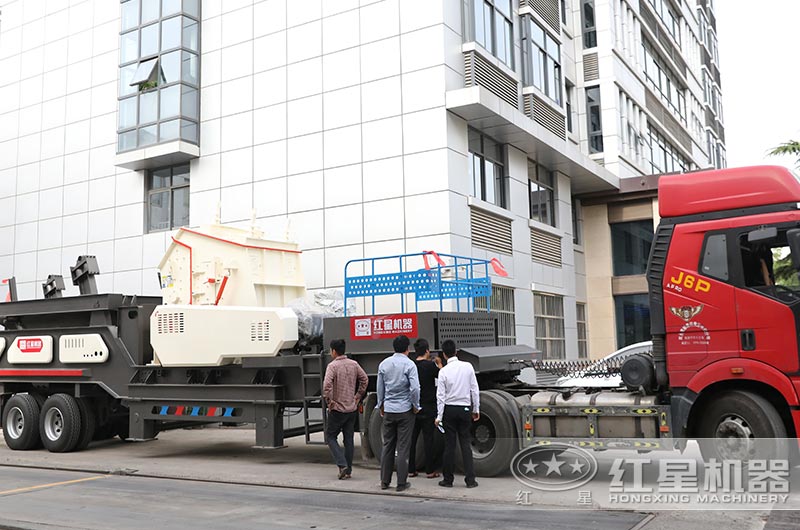 大型移動(dòng)式建筑垃圾粉碎機(jī)發(fā)貨現(xiàn)場
