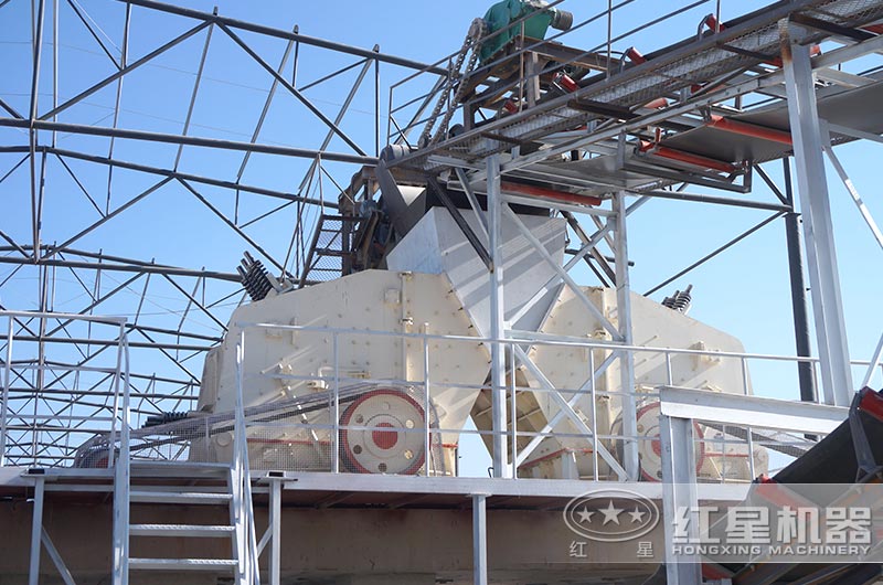 兩臺反擊式破碎機,進行細碎