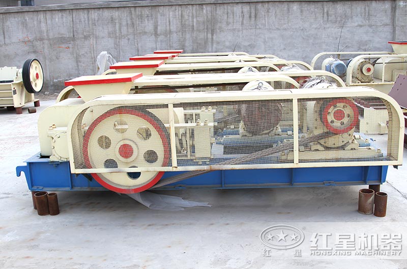 紅星大型廠家，對輥式粉碎機(jī)有現(xiàn)貨