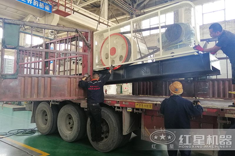對輥式粉碎機(jī)裝車，準(zhǔn)備發(fā)貨