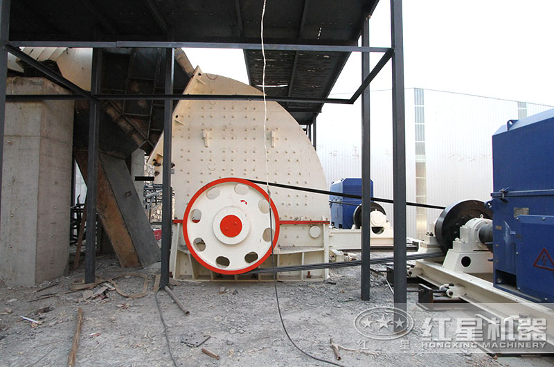 廢玻璃重錘式破碎機作業(yè)現(xiàn)場