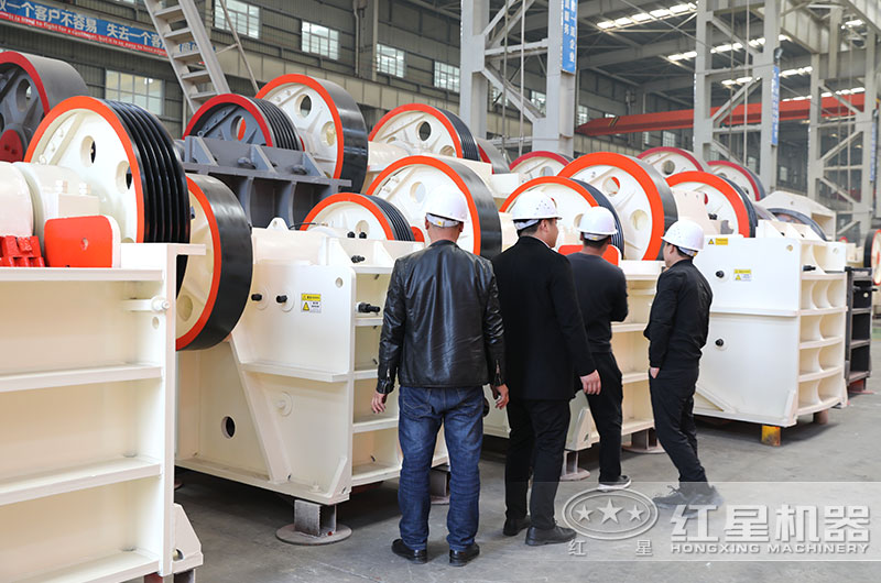 客戶來廠參觀，經(jīng)理陪同做詳細(xì)介紹