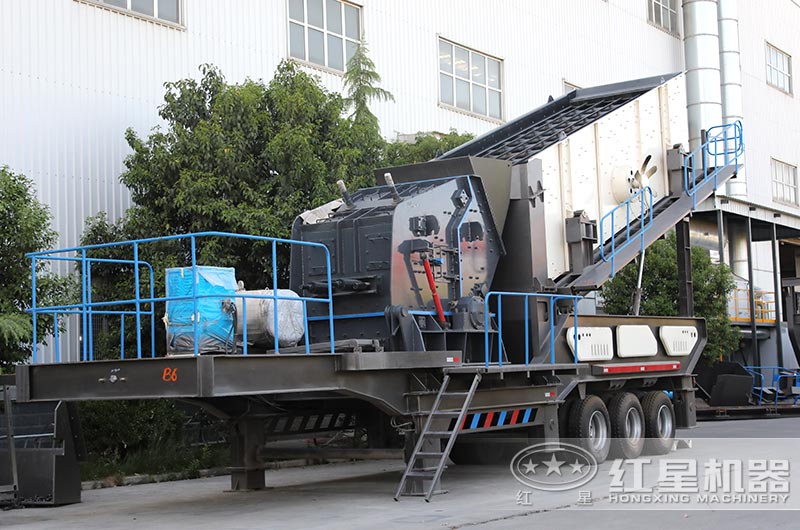 圖2:移動(dòng)破碎石頭的機(jī)器_反擊式 圖2:移動(dòng)破碎石頭的機(jī)器_反擊式