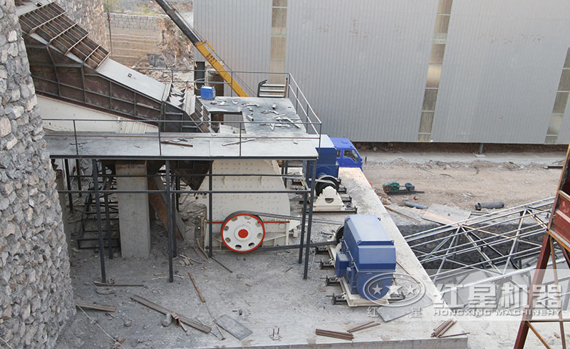 新型重錘式破碎機(jī)生產(chǎn)現(xiàn)場(chǎng)圖