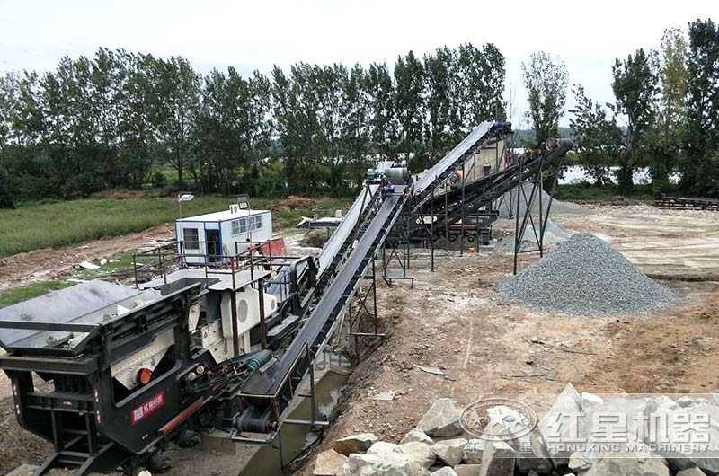 每小時200噸移動式破碎站生產(chǎn)現(xiàn)場 每小時200噸移動式破碎站生產(chǎn)現(xiàn)場