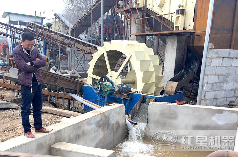 洗沙機(jī)旁配備沉淀池，實現(xiàn)水資源循環(huán)利用