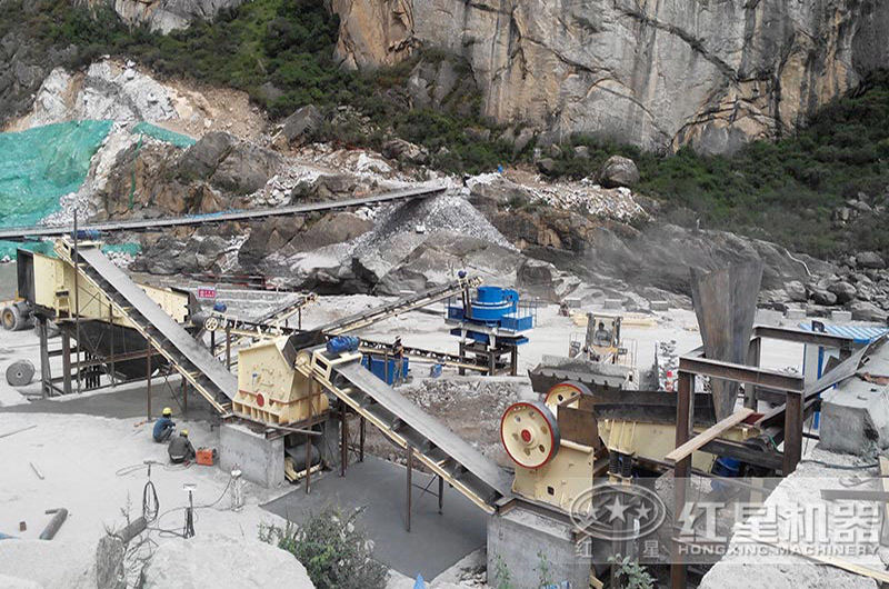 石頭粉碎成沙子機(jī)器的成套配置現(xiàn)場(chǎng)