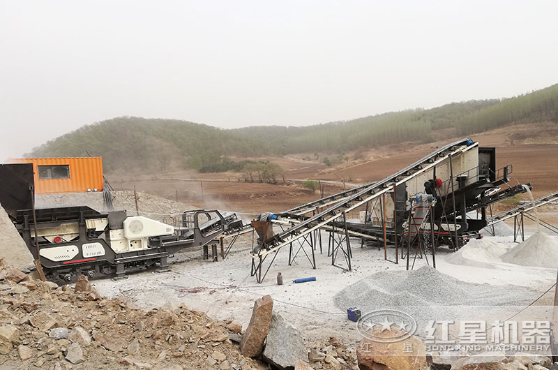 小型流動(dòng)石料破碎機(jī)投入使用現(xiàn)場