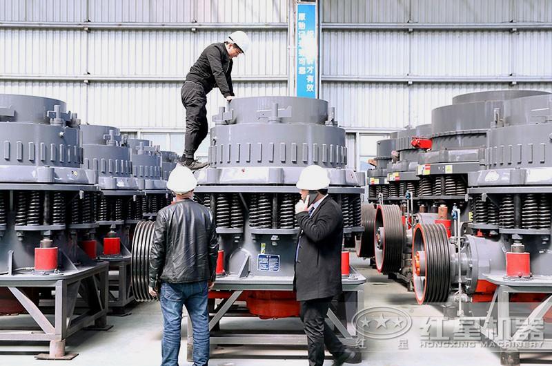 山東客戶來紅星廠區(qū)了解鐵礦石破碎機