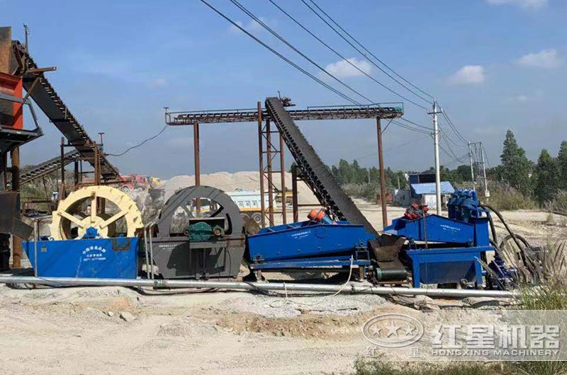 洗砂機(jī)等待安裝投產(chǎn)