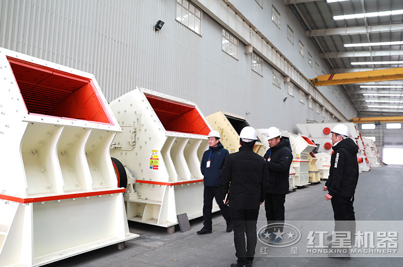紅星客戶到廠參觀考察重錘破碎機(jī) 紅星客戶到廠參觀考察重錘破碎機(jī)