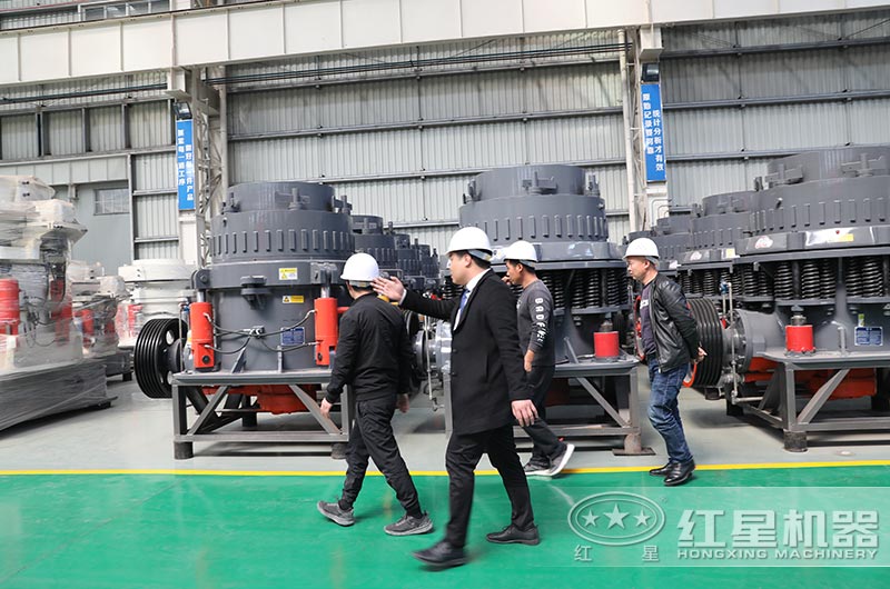 紅星客戶到廠參觀考察石子破碎機