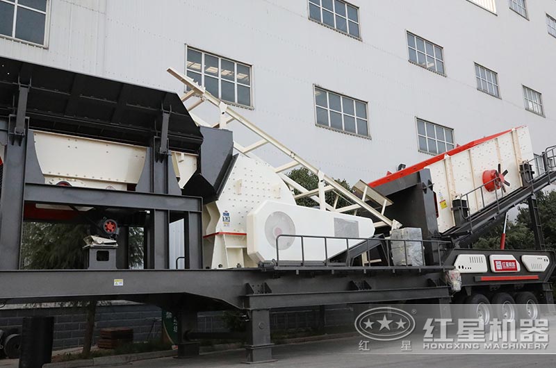 輪胎式粉碎機(jī)廠區(qū)實(shí)拍圖