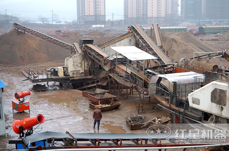 移動式建筑垃圾破碎機生產現(xiàn)場