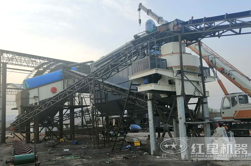 沖擊式制砂機(jī)作業(yè)現(xiàn)場(chǎng)圖，配備環(huán)保裝置