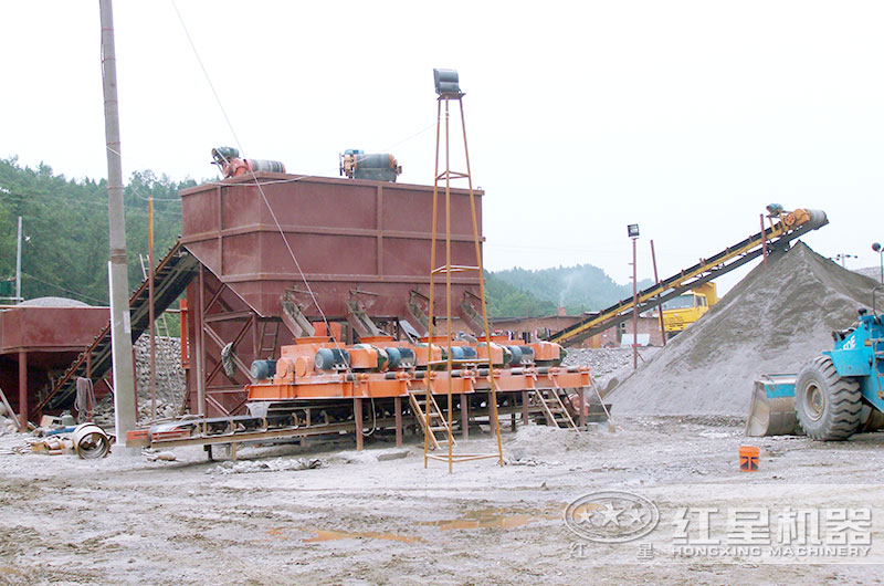 直徑800對輥式破碎機現(xiàn)場安裝中 直徑800對輥式破碎機現(xiàn)場安裝中