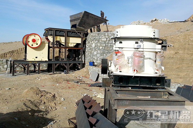 大夾石機(jī)生產(chǎn)線正在安裝，鄂破機(jī)和圓錐破已準(zhǔn)備就緒