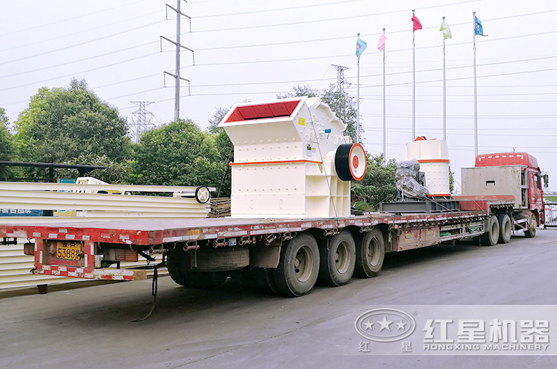 時產40噸小型制砂機_細碎制砂機發(fā)貨現(xiàn)場圖