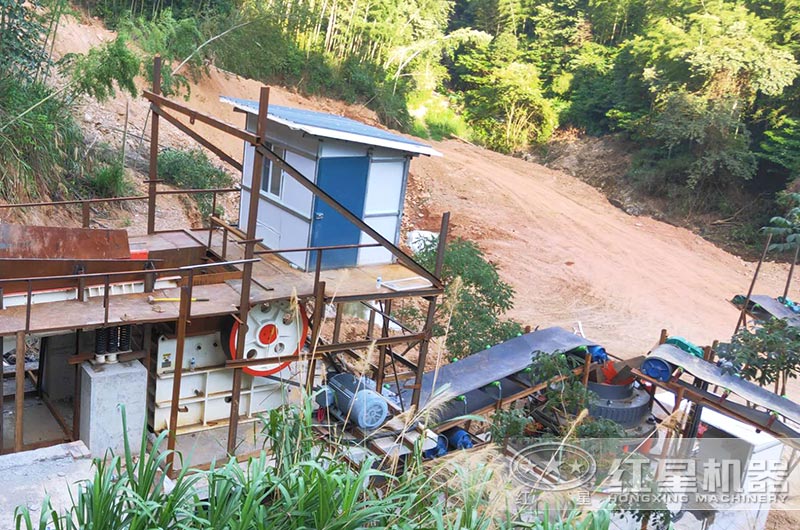 顎式破碎機(jī)生產(chǎn)現(xiàn)場(chǎng)，搭配圓錐破破碎硬料