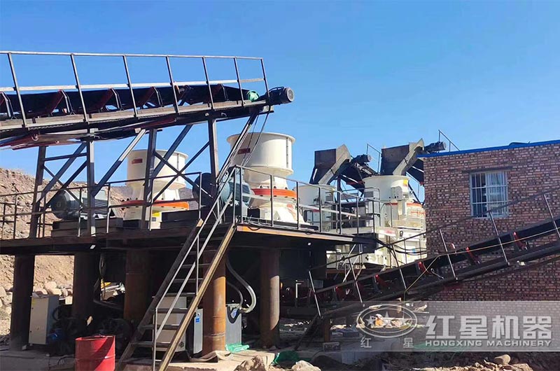 小石料中、細(xì)碎制砂現(xiàn)場